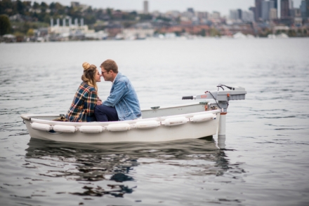 Romantiškas vaikino ir merginos pasiplaukiojimas valtimi